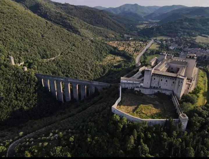 Appartamento Sotto i tetti del borgo Spoleto Esterno foto