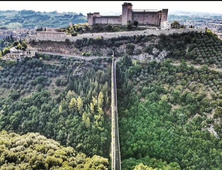 Appartamento Sotto i tetti del borgo Spoleto Esterno foto