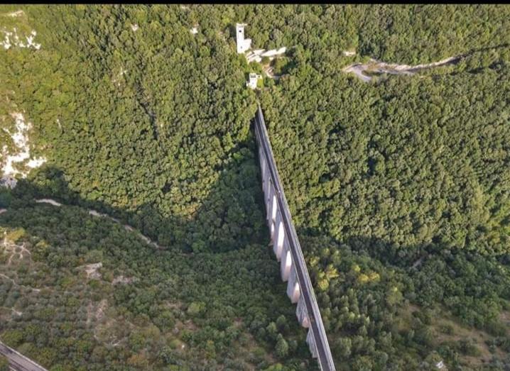 Appartamento Sotto i tetti del borgo Spoleto Esterno foto